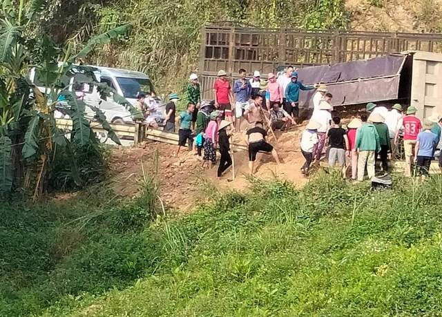 Hien truong tang thuong vu lat xe tai cho dat khien 3 nguoi tu vong-Hinh-2