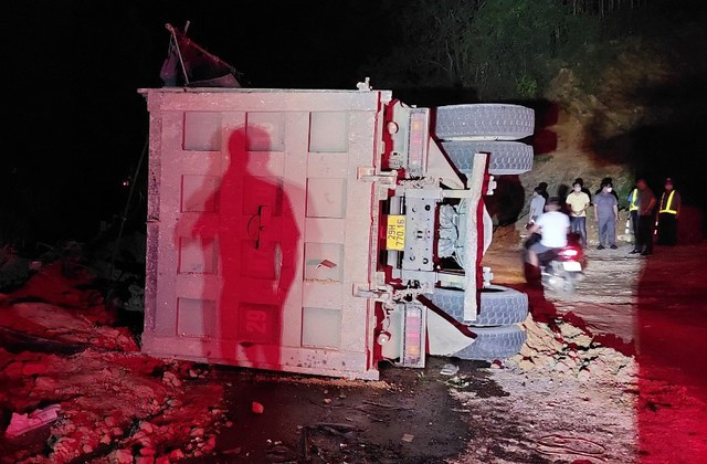 Hien truong tang thuong vu lat xe tai cho dat khien 3 nguoi tu vong-Hinh-6