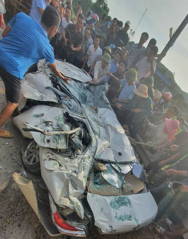 Hien truong tang thuong vu lat xe tai cho dat khien 3 nguoi tu vong-Hinh-4
