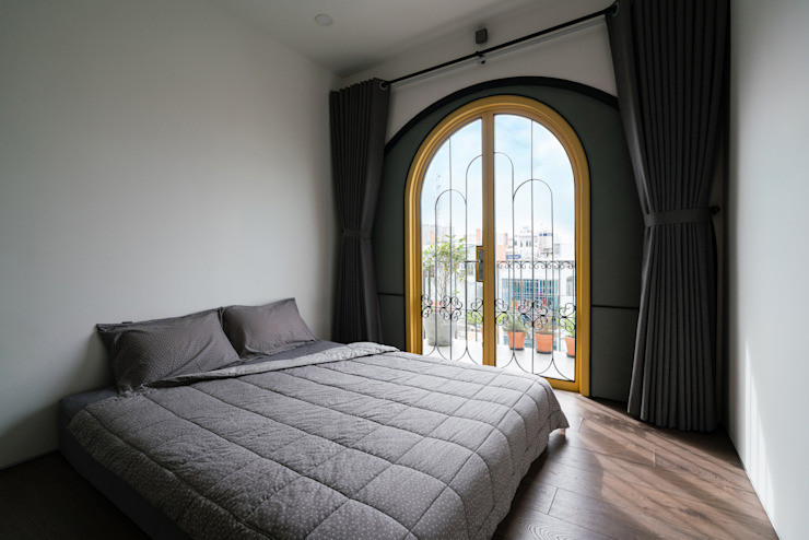 Việc bạn trang trí không phù hợp, quá cầu kỳ khiến ngôi nhà trở nên chật trội, không thoáng đãng, thậm trí không gian trở nên âm u như cái miếu thờ. Theo phong thủy những ngôi nhà như vậy thường khiến gia chủ thường xuyên ốm đau, mệt mỏi, làm ăn khó khăn. Vì vậy, hãy trang trí nhà của bạn đơn giản, thoáng đãng để đón lộc vào nhà nhé.