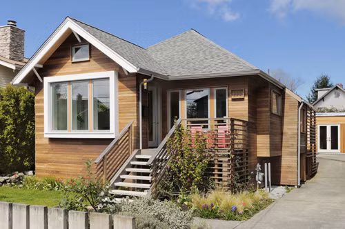 1/ Không nên làm cửa đối diện với cửa của nhà khác. Khi làm nhà hoặc mua nhà tốt nhất nên tránh đối diện với của của nhà khác. Theo thuyết phong thủy đây gọi là “đấu khẩu sát”, nếu cửa đối cửa thì tài vận của cả hai gia đình đều đi xuống, làm ăn sa sút, ảnh hưởng không tốt đến vận khí và tài lộc của gia đình.