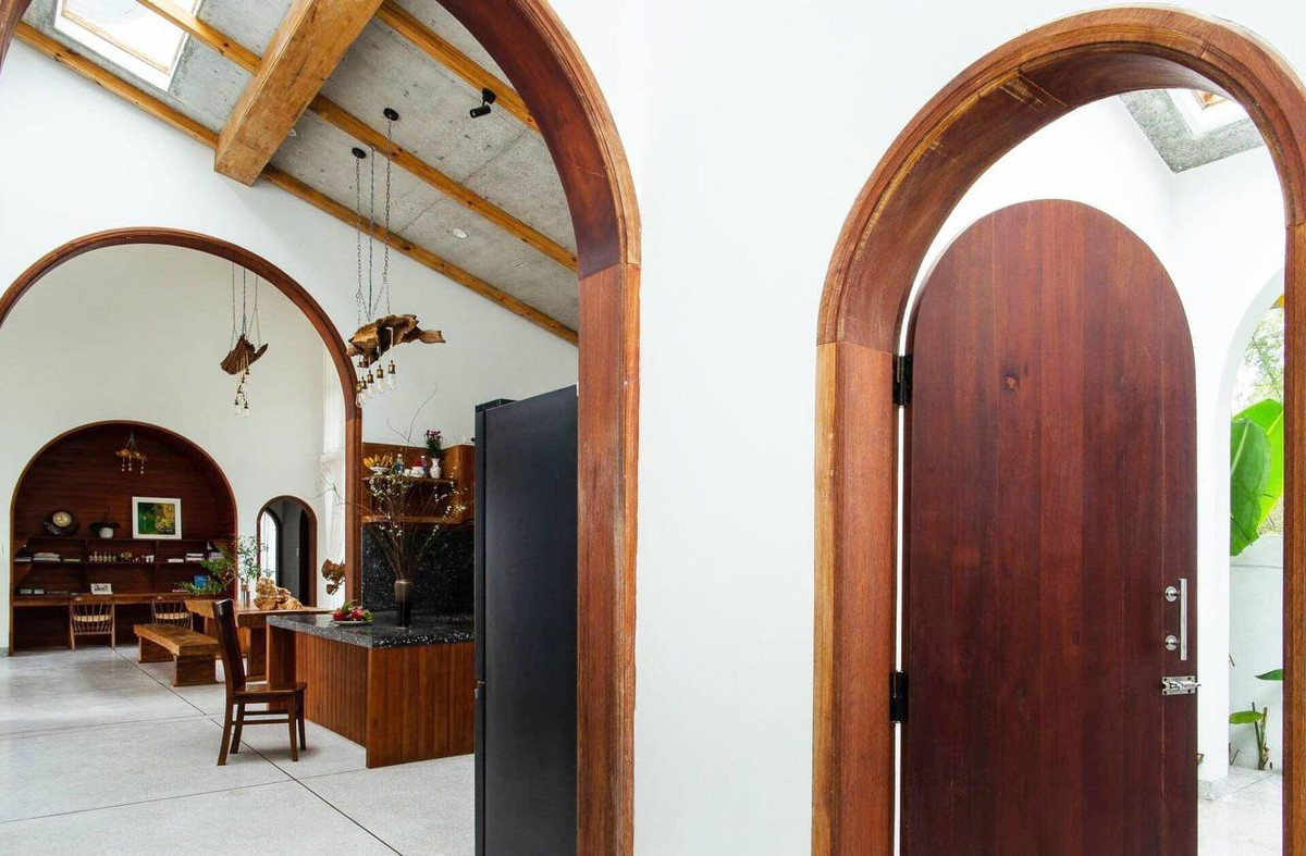 Bởi cửa chính mái vòm biểu hiện cho trạng thái động, trong khi nhà ở cần tĩnh, yên ấm nên dạng cửa vòm sẽ không phù hợp. Bạn có thể trang trí cho ngôi nhà thân yêu thêm đẹp, nhưng rất khoát không nên vẽ hoặc đúc lên tường những hoa văn độc lạ; không trang trí vẽ vời linh tinh, ngay cả việc chạm khắc rồng phượng cũng không nên.