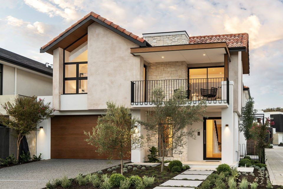 Gia chủ cũng có thể dùng biện pháp hóa giải tạm thời bằng cách treo rèm hoặc mành cho cửa nhà mình. Hoặc cũng có thể xây hàng rào bảo vệ cửa nhà để tránh được lỗi phong thủy này, tạo tâm lý thoải mái cho cả hai bên gia đình.