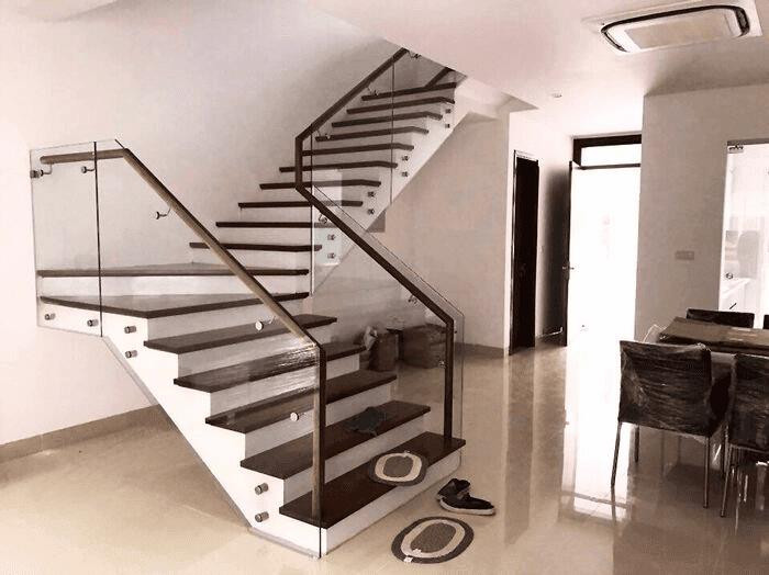 3/ Không xây cửa đối diện với cầu thang, cột nhà. Nếu cửa đối diện với cột nhà thường gây trở ngại trong kinh doanh, trẻ con trong nhà dễ bị đau ốm. Còn khi cửa nhà đối diện với cầu thang tài lộc thường không may mắn, nhiều xui xẻo xảy ra không có lối thoát.