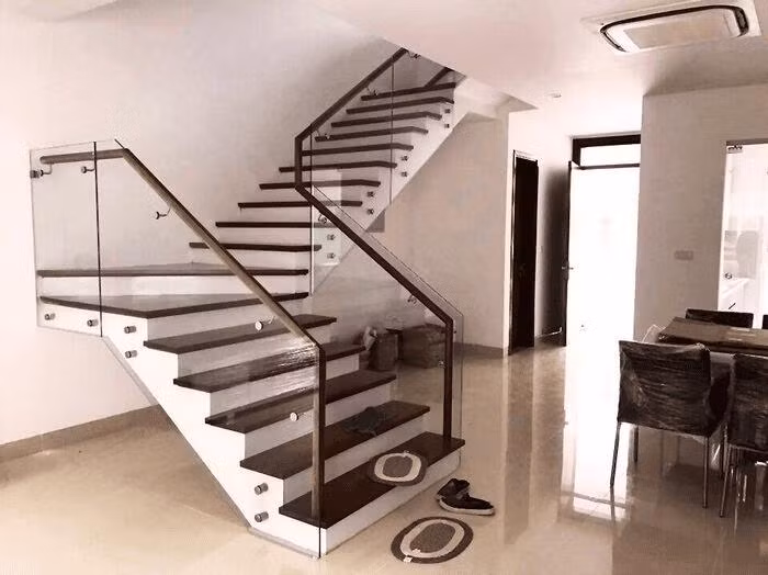 3/ Không xây cửa đối diện với cầu thang, cột nhà. Nếu cửa đối diện với cột nhà thường gây trở ngại trong kinh doanh, trẻ con trong nhà dễ bị đau ốm. Còn khi cửa nhà đối diện với cầu thang tài lộc thường không may mắn, nhiều xui xẻo xảy ra không có lối thoát.