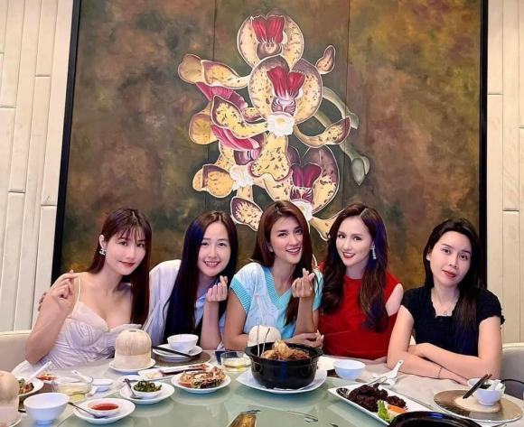 Mai Phuong Thuy de mat moc bi La Thanh Huyen dim toi tap