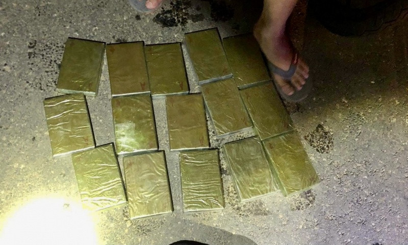 Bi vay bat, 2 nguoi om 15 banh heroin dien cuong ban tra-Hinh-2