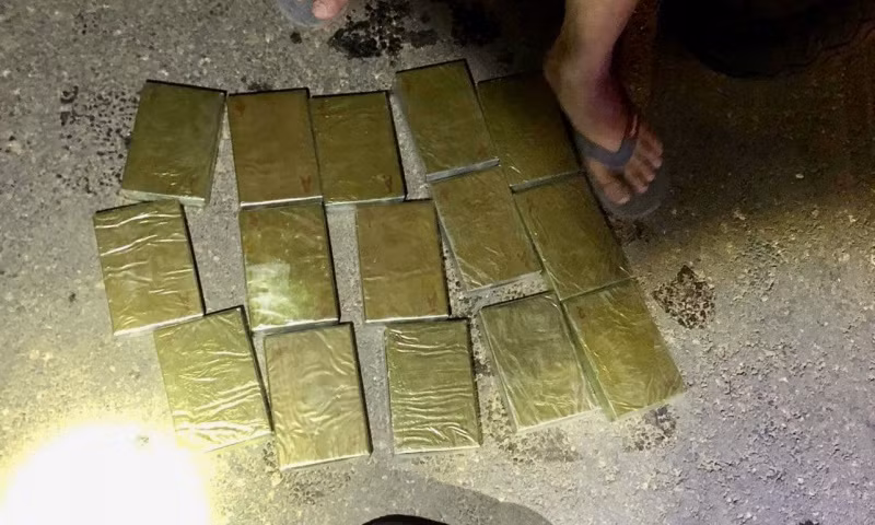 Bi vay bat, 2 nguoi om 15 banh heroin dien cuong ban tra-Hinh-2