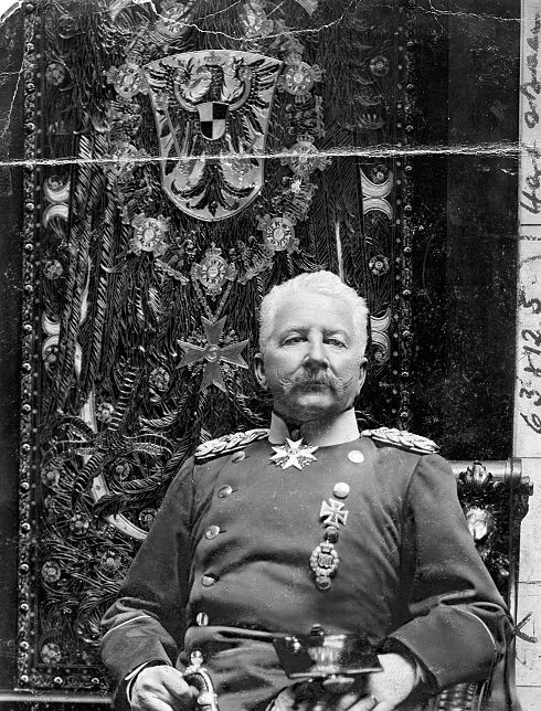 Người thứ ba qua đời một cách bí ẩn chính là thủ lĩnh đứng đầu Liên quân 8 nước - Waldersee. Tương truyền rằng, khi liên minh 8 nước vào xâm chiếm Trung Quốc, Waldersee đã ngồi trên Ngai vàng với cảm giác tò mò.