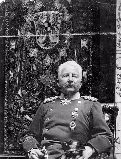 Người thứ ba qua đời một cách bí ẩn chính là thủ lĩnh đứng đầu Liên quân 8 nước - Waldersee. Tương truyền rằng, khi liên minh 8 nước vào xâm chiếm Trung Quốc, Waldersee đã ngồi trên Ngai vàng với cảm giác tò mò.