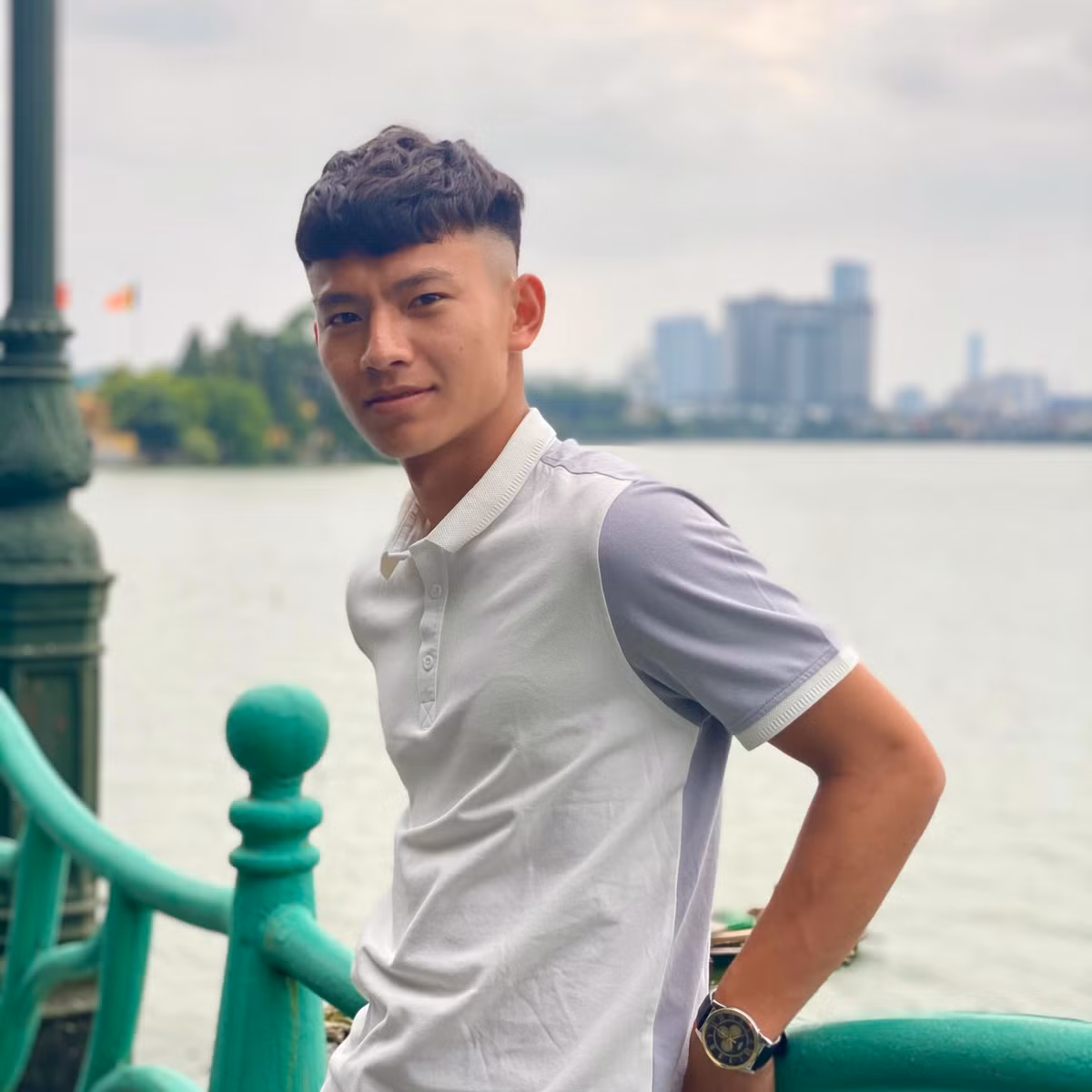 Phan Tuan Tai ben ngoai san co-Hinh-7