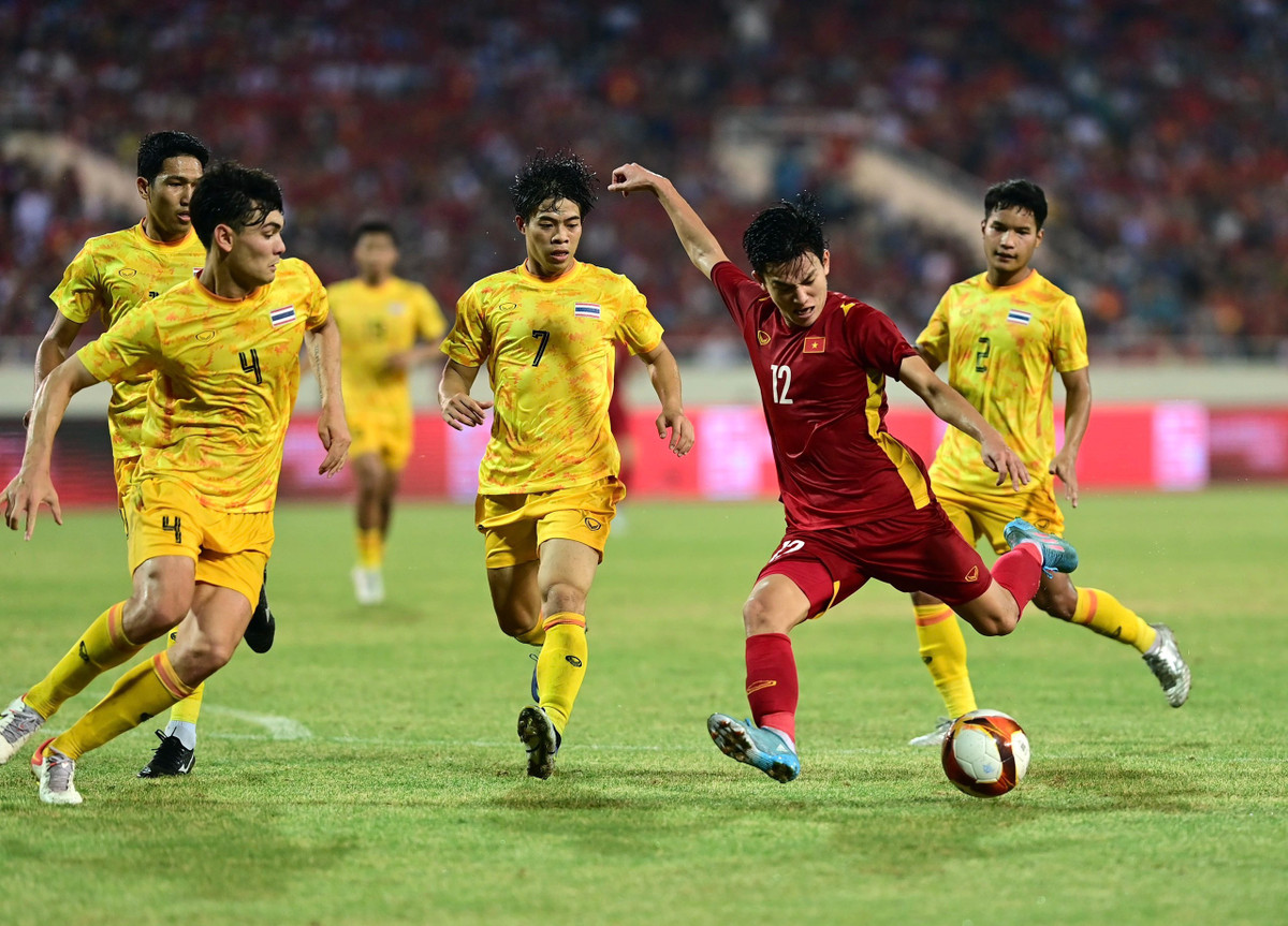 Phan Tuan Tai ben ngoai san co-Hinh-2