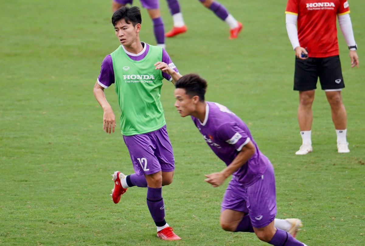 Phan Tuan Tai ben ngoai san co-Hinh-4