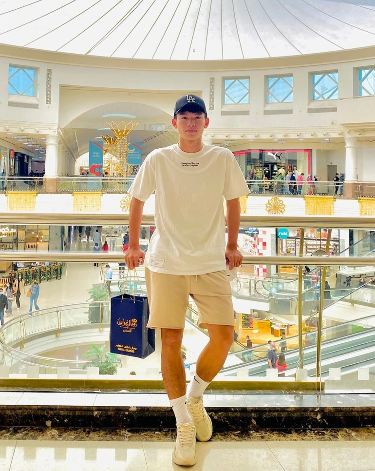 Phan Tuan Tai ben ngoai san co-Hinh-9