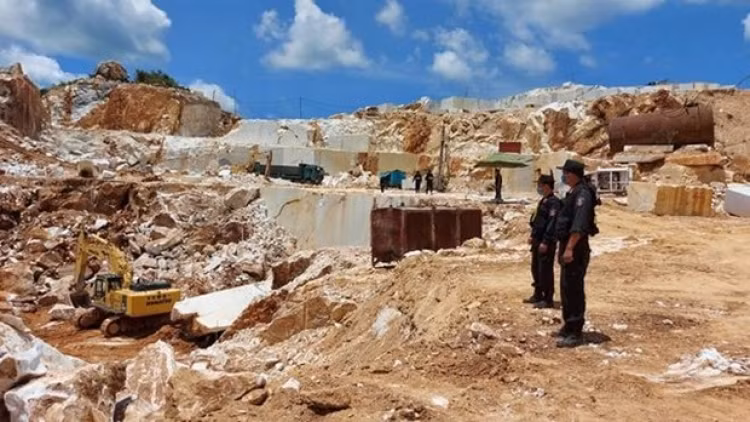 Hang loat can bo o Nghe An bi ky luat lien quan vu khai thac da trang