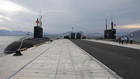 Tàu ngầm HQ-182 Hà Nội (trái) và HQ-183 TP HCM (phải) tại cầu cảng Lữ đoàn tàu ngầm 189.