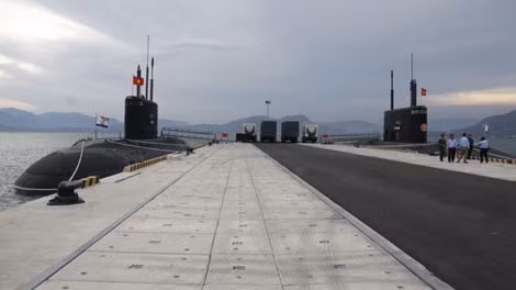 Tàu ngầm HQ-182 Hà Nội (trái) và HQ-183 TP HCM (phải) tại cầu cảng Lữ đoàn tàu ngầm 189.