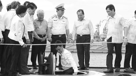 Đoàn cán bộ Thành ủy, UBND TP HCM lần lượt bước vào bên trong tàu ngầm tấn công hiện đại hàng đầu thế giới.