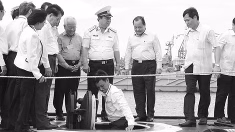 Đoàn cán bộ Thành ủy, UBND TP HCM lần lượt bước vào bên trong tàu ngầm tấn công hiện đại hàng đầu thế giới.