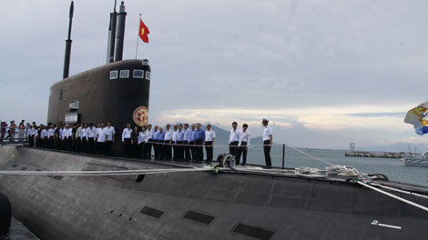 Lãnh đạo Thành ủy, UBND TP HCM cùng các ban ngành thăm quan tàu ngầm HQ-183 TP HCM.