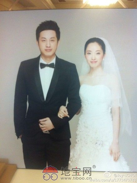 Ảnh cưới của cô dâu, chú rể trong đám cưới đầy mùi khoe mẽ ở Thuận Đức. Cư dân mạng dự đoán cô dâu và chú rể đều là con của những nhân vật tiếng tăm, giàu có... gia đình họ đã mượn đám cưới để khuếch trương thanh thế, tự làm nổi bật mình.