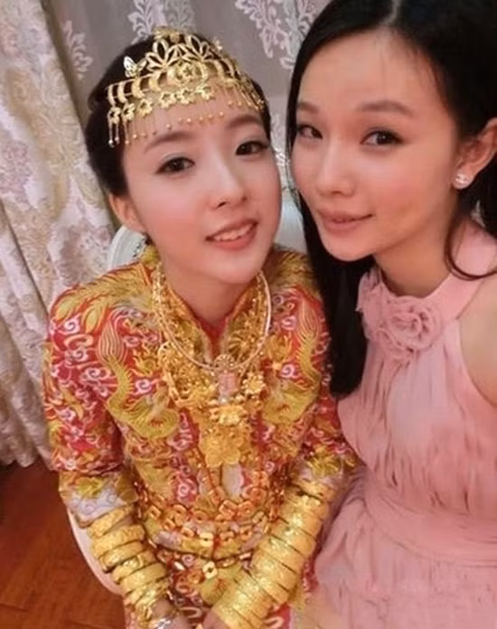 Đeo một số lượng lớn vàng trên người nhưng cô dâu vẫn tỏ ra thoải mái, thích thú chụp ảnh tự sướng cùng bạn bè.