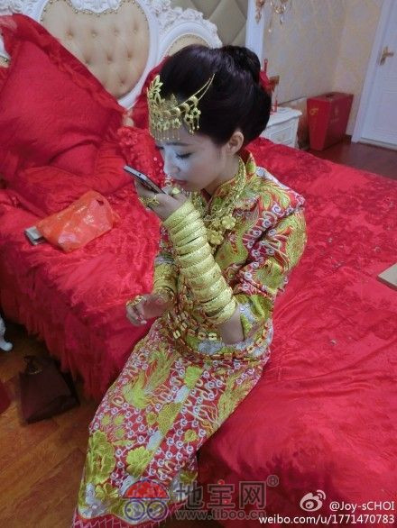 Ước tính có đến hơn 50 món đồ trang sức bao gồm các loại vòng, dây chuyền, nhẫn... bằng vàng ròng được cô dâu đeo trên mình. Bị sốc với những hình ảnh này, cư dân mạng Trung Quốc phải "lắc đầu lè lưỡi" về độ khoe khoang quá trớn của gia đình tổ chức đám cưới.