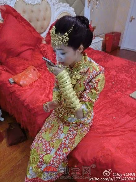 Ước tính có đến hơn 50 món đồ trang sức bao gồm các loại vòng, dây chuyền, nhẫn... bằng vàng ròng được cô dâu đeo trên mình. Bị sốc với những hình ảnh này, cư dân mạng Trung Quốc phải "lắc đầu lè lưỡi" về độ khoe khoang quá trớn của gia đình tổ chức đám cưới.