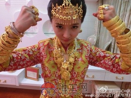 Hình ảnh được chụp trong một đám cưới ở Thuận Đức, Phật Sơn, Trung Quốc... Cô dâu xinh đẹp thậm chí còn tỏ ra thích thú khi được mặc bộ "áo giáp vàng" trên mình.