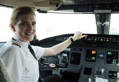 Ann Parr Waples (ảnh) và Laurel Cook đến Mekong Airlines sau đợt thi tuyển của hãng. Với chiều cao nổi bật, mái tóc vàng ấn tượng, đôi mắt xanh và nụ cười luôn nở trên môi... hai nữ phi công luôn thu hút mọi ánh nhìn của hành khách, đồng nghiệp khi kéo vali lên máy bay chuẩn bị hành trình.