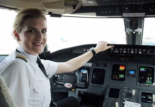 Ann Parr Waples (ảnh) và Laurel Cook đến Mekong Airlines sau đợt thi tuyển của hãng. Với chiều cao nổi bật, mái tóc vàng ấn tượng, đôi mắt xanh và nụ cười luôn nở trên môi... hai nữ phi công luôn thu hút mọi ánh nhìn của hành khách, đồng nghiệp khi kéo vali lên máy bay chuẩn bị hành trình.