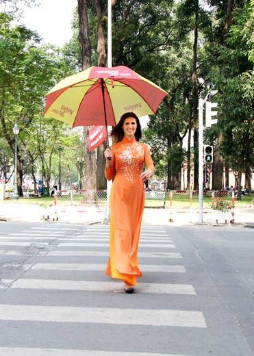 Sở hữu ngoại hình đẹp, yểu điệu đầy nữ tính nhưng Anna lại rất giản dị và cá tính. Cô luôn hết mình với công việc của một nữ phi công, không chịu thua kém các nam đồng nghiệp. Ảnh: VTC.