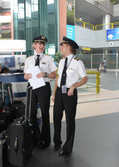 Được biết, cả Ann và Laurel đều có cách đến với nghề lại rất khác nhau. Anne theo bố đẻ học nghề phi công từ năm 16 tuổi, còn Laurel thì đến với nghề như một cái duyên và trở thành phi công là niềm mơ ước của cô từ nhỏ.