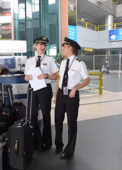 Được biết, cả Ann và Laurel đều có cách đến với nghề lại rất khác nhau. Anne theo bố đẻ học nghề phi công từ năm 16 tuổi, còn Laurel thì đến với nghề như một cái duyên và trở thành phi công là niềm mơ ước của cô từ nhỏ.