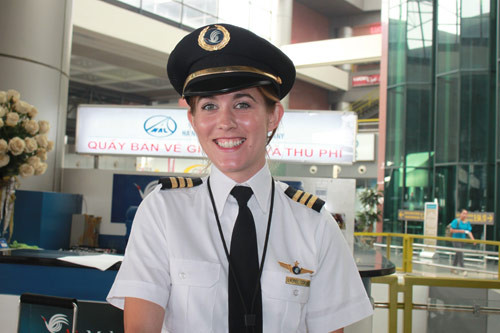 Ann Parr Waples là cơ trưởng lái chiếc Bombardier CRJ 900 và Laurel Cook (ảnh) làm cơ phó trợ giúp cho cô. Hai nữ phi công hợp thành "Cặp đôi hoàn hảo" rất nổi bật trong hãng Mekong Airlines.