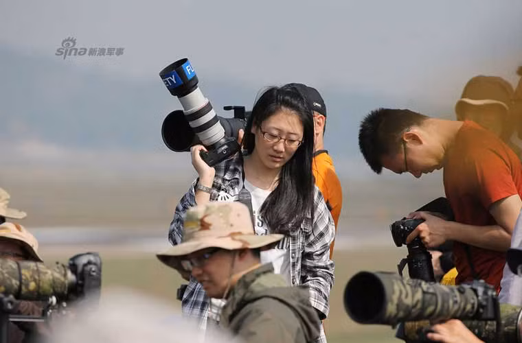 Trong ảnh, nhiếp ảnh gia nữ xinh xắn tại khu vực chụp ảnh ngoài trời.