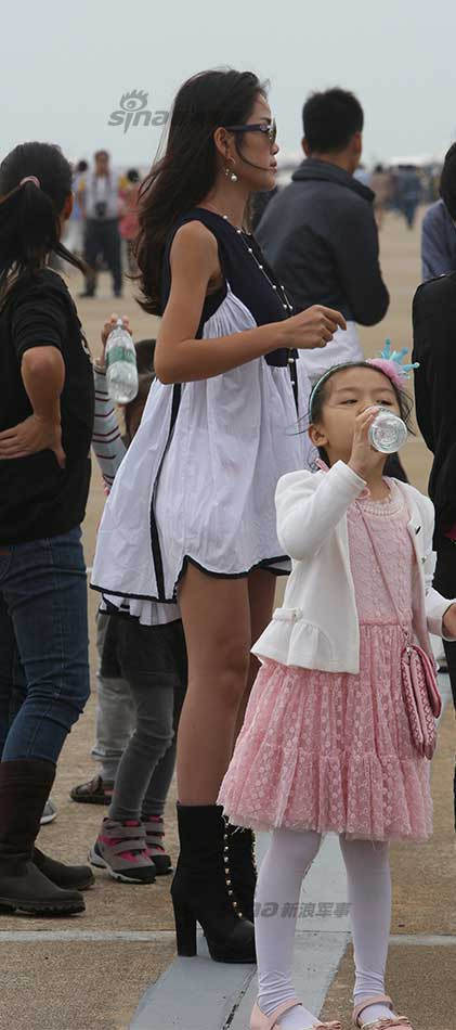 Một chân dài ăn mặc sành điệu tại triển lãm.