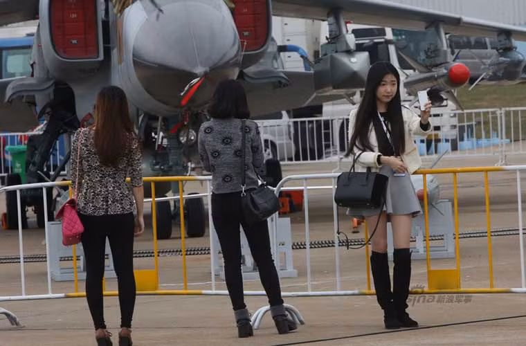 Một bạn nữ xinh xắn chụp Selfie với máy bay cường kích JH-7 của Không quân Trung Quốc.