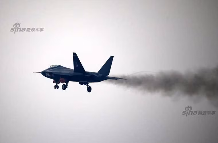 Khói đen một lần nữa phụt ra khi máy bay bay bằng. Rõ ràng là người Trung Quốc vẫn còn rất nhiều điều phải làm với J-31.