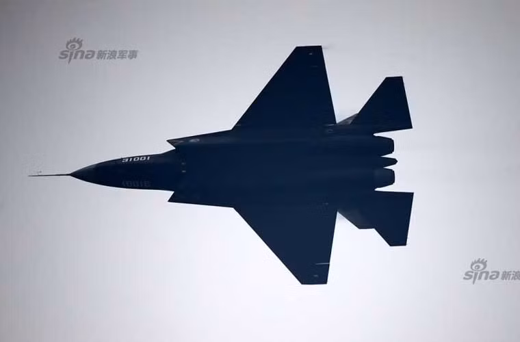 Thời tiết hôm 11/11 không tốt lắm, bầu trời nhiều mây, ở một số thời điểm thì chiếc J-31 không xả quá nhiều khói đen.