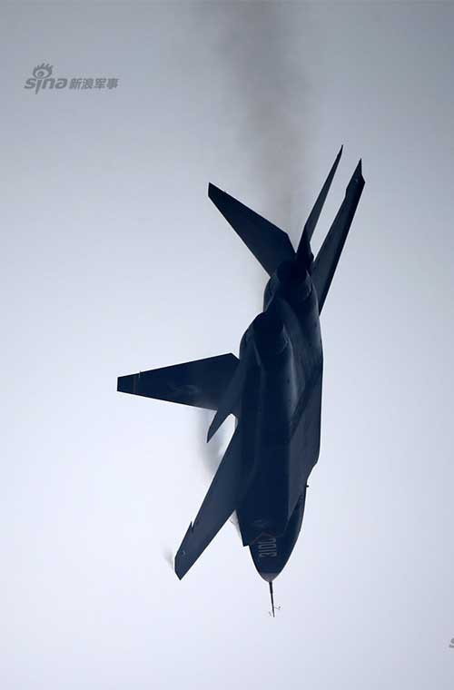 Không rõ loại động cơ mà chiếc J-31 đang thực hiện bay biểu diễn này do Nga hay Trung Quốc chế tạo. Dù vậy, theo một số nguồn tin thì chiếc J-31 này đang dùng động cơ phản lực RD-93 của Nga vì động cơ Thái Hành WS-13 vẫn đang trong quá trình phát triển.