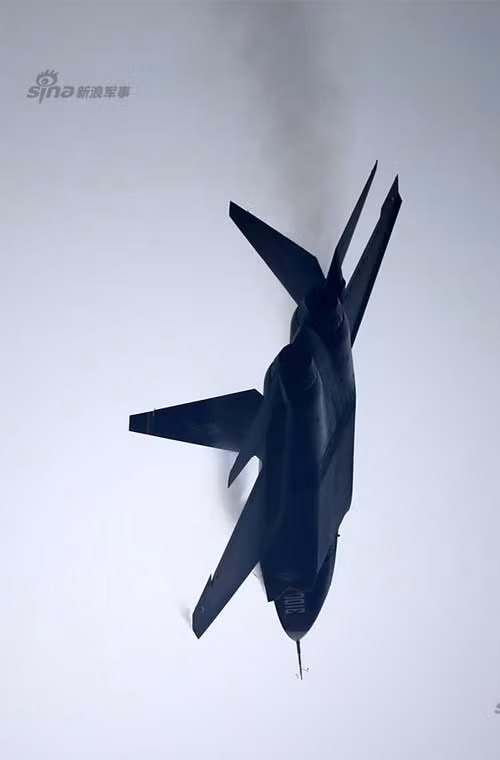 Không rõ loại động cơ mà chiếc J-31 đang thực hiện bay biểu diễn này do Nga hay Trung Quốc chế tạo. Dù vậy, theo một số nguồn tin thì chiếc J-31 này đang dùng động cơ phản lực RD-93 của Nga vì động cơ Thái Hành WS-13 vẫn đang trong quá trình phát triển.