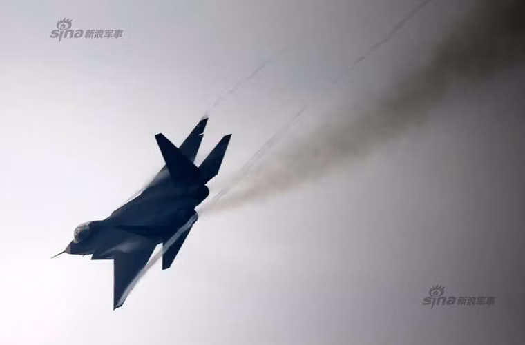 Khói đen liên tục phát ra khi máy bay thực hiện động tác nhào lộn.