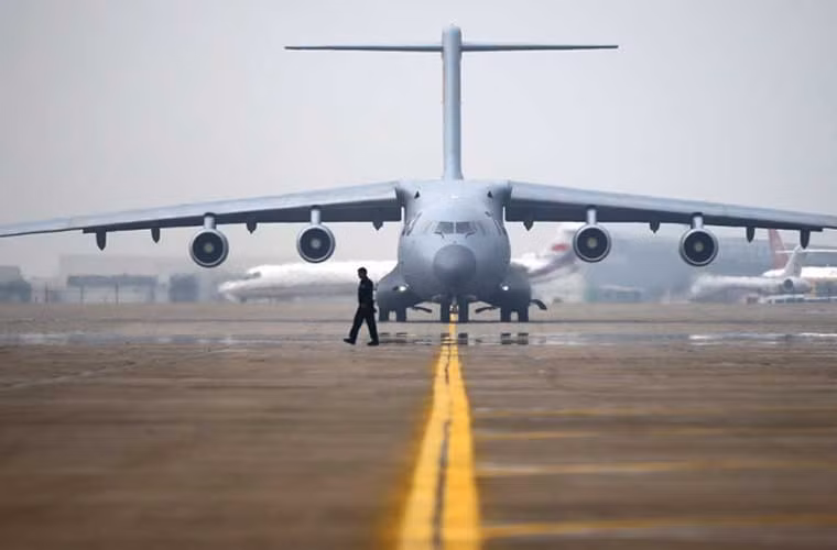 Cũng trong ngày hôm qua, mẫu máy bay vận tải hạng nặng đầu tiên của Trung Quốc – Y-20 đã thực hiện màn bay biểu diễn đầu tiên trước công chúng.