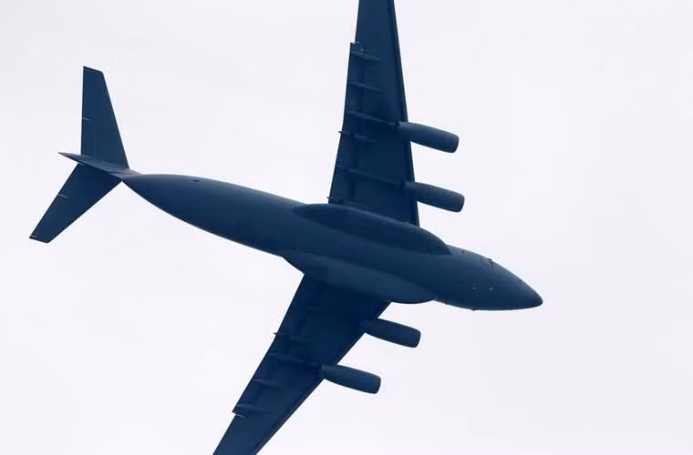 Theo một số đánh giá, Y-20 là sự lai ghép nhiều đặc điểm từ máy bay vận tải C-17 Mỹ, A400M châu âu và An-70 của Ukraine.