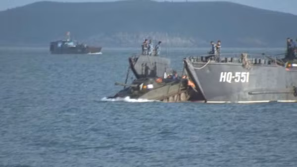 Xe tăng PT-76 rời tàu đổ bộ HQ-551.