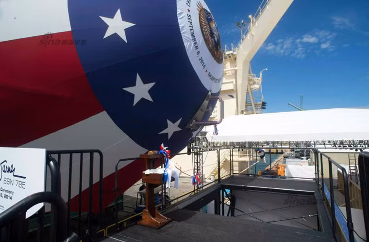 Trước mũi tàu được bố trí sẵn một chai rượu sâm panh hoặc Whitsky để thực hiện nghi lễ đặt tên thánh.