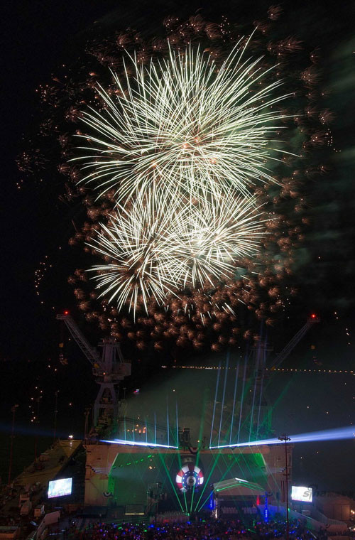 Pháo hoa tạo nên vũ điệu ánh sáng tuyệt đẹp trên bầu trời.