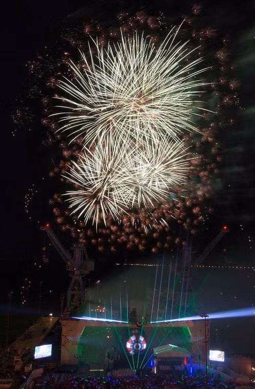Pháo hoa tạo nên vũ điệu ánh sáng tuyệt đẹp trên bầu trời.