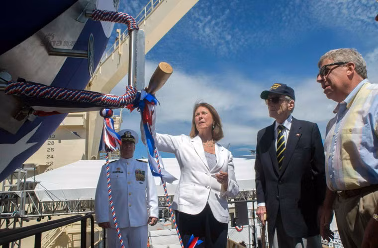 Người vợ của chính trị gia John Warner được thực hiện nghi lễ đặc biệt đối với mọi con tàu của Hải quân Mỹ.